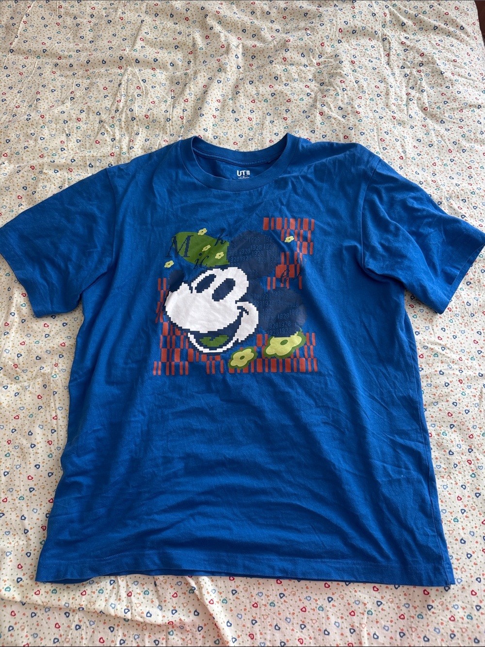 unisex uniqlo mickey mouse disney graphic tee size m